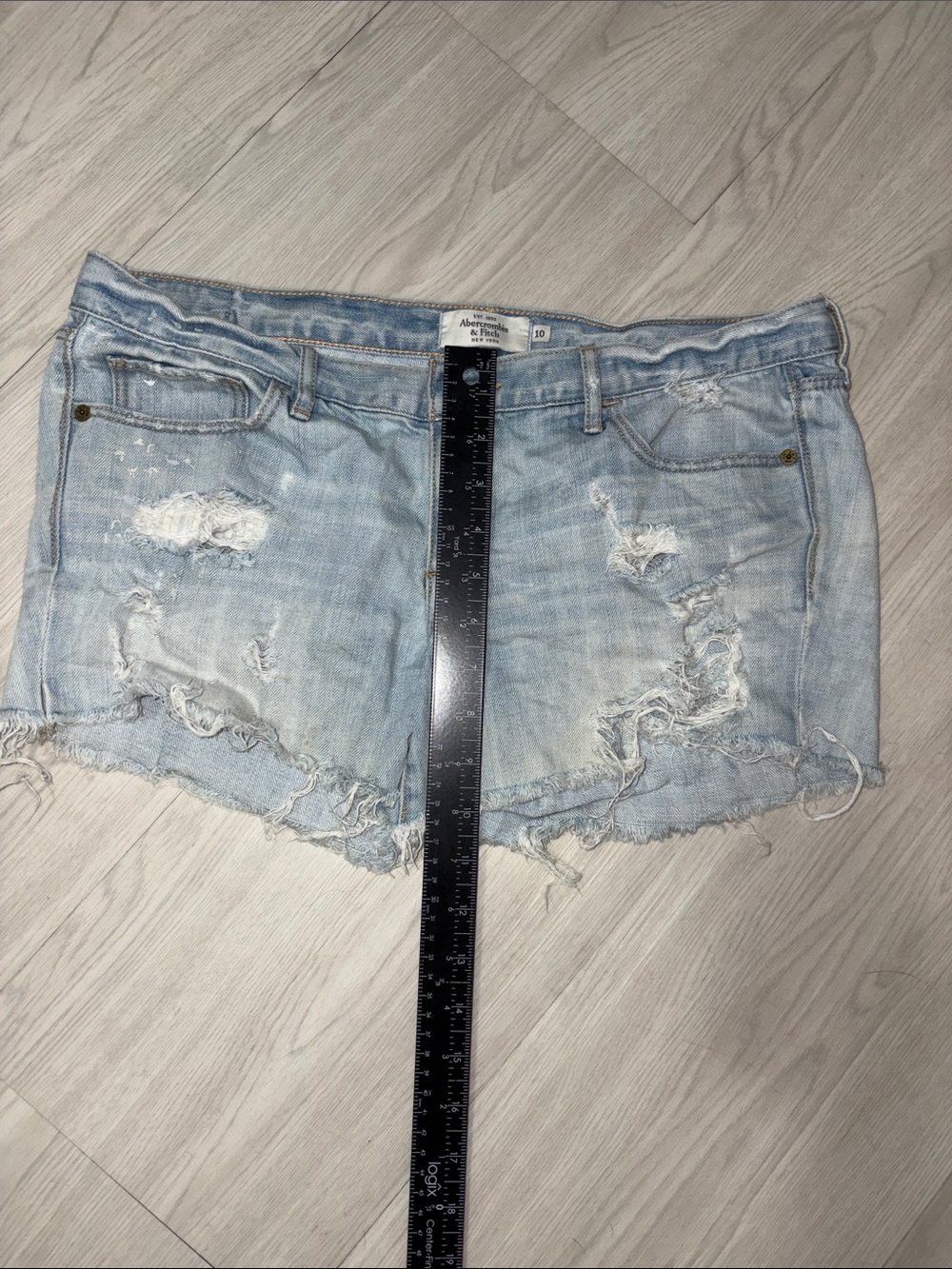 ABERCROMBIE& FITCH Light Wash Ripped Denim Shorts 10